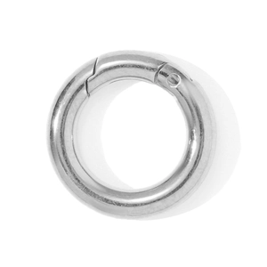 Vue rapprochée du mousqueton rond en acier inoxydable poli pour la création de bijoux