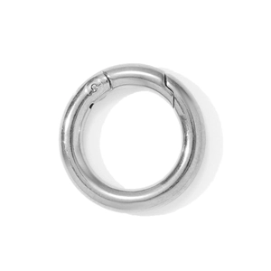 Gros plan d'un fermoir à ressort en acier inoxydable poli pour bijoux DIY