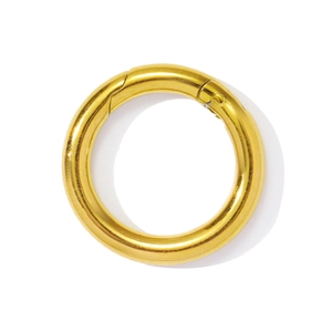 Détail macro du fermoir à ressort en acier inoxydable doré pour création de bijoux