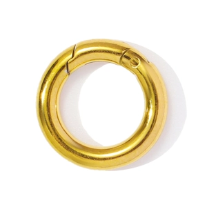 Vue macro d'un connecteur de bijoux à fermoir à ressort rond en acier doré