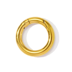 Détail d'un fermoir anneau à ressort doré poli pour la création de bijoux DIY