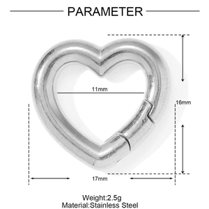 Vue macro du fermoir mousqueton coeur en acier inoxydable avec dimensions détaillées