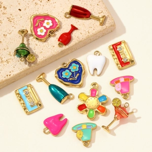 Colgantes de esmalte de colores cóctel y corazón dorados para bisutería artesanal
