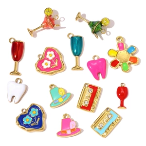 Dijes de esmalte de colores para joyería DIY con copas de cóctel y corazones florales