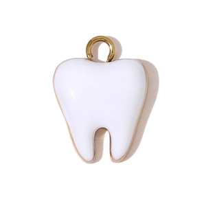 Detalle macro de colgante de diente de esmalte blanco con borde dorado para joyas
