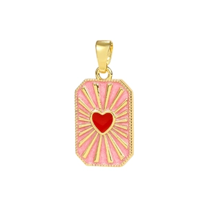 Detalle de un colgante rectangular chapado en oro con esmalte rosa y corazón rojo