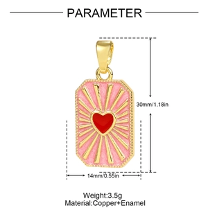 Detalle del colgante de corazón en esmalte rosa con medidas de 30 mm por 14 mm