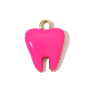 Detalle del colgante de diente de esmalte rosa con borde dorado para joyería DIY