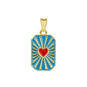 Vista macro del colgante de tarot cuadrado dorado con esmalte azul y corazón rojo