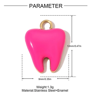 Detalle de un colgante de diente en esmalte rosa de acero inoxidable con medida 12mm