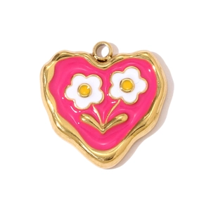 Vista macro detallada del colgante de corazón en esmalte rosa con motivos de margaritas