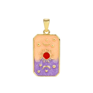 Vista macro del colgante de tarot dorado con esmalte naranja y violeta y sol