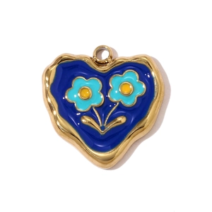 Vista de detalle del colgante de corazón esmaltado con flores y borde dorado