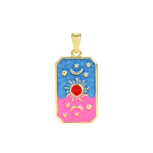 Detalle de un colgante de tarot rectangular con sol, luna y esmalte con purpurina