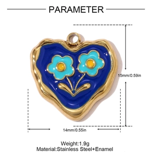 Detalle de colgante de corazón en acero inoxidable con esmalte azul y flores suaves
