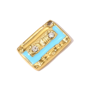Primer plano del colgante de cassette dorado con esmalte azul y detalles de strass