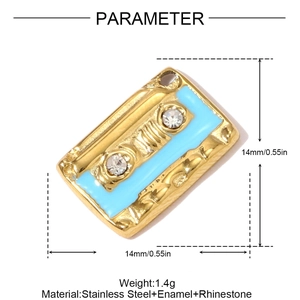 Detalle de colgante de cinta de cassette en acero dorado con esmalte azul claro