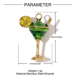 Vista de detalle del colgante de cóctel de 16mm con esmalte verde y detalle de limón