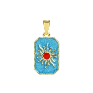 Detalle de colgante cuadrado de oro con motivo solar en esmalte azul claro