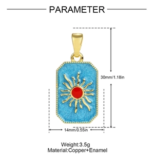 Detalle del colgante de tarot en esmalte azul con sol rojo y medidas de 30mm x 14mm