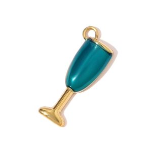 Detalle de colgante de copa de cóctel en esmalte verde oscuro y metal chapado en oro