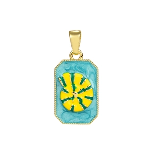 Detalle macro de un colgante de tarot rectangular dorado con diseño de esmalte azul