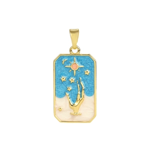 Detalle del colgante de tarot dorado con esmalte celestial de sol, luna y estrellas