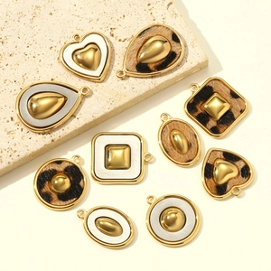 Pendentifs en acier doré avec motif léopard en formes de cœur et gouttes d'eau