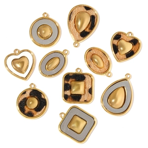 Pendentifs géométriques en acier doré avec imprimé léopard et textures grises