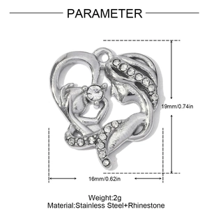 Macro detail of heart-shaped stainless steel pendant with rhinestone and size parameters