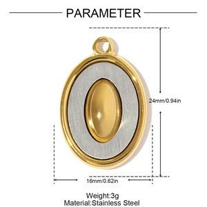 Détail d'un pendentif ovale en acier inoxydable avec cadre doré et texture brossée argent
