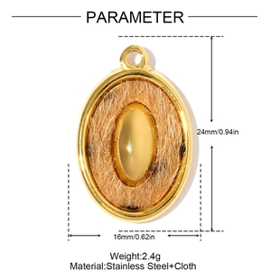 Détail d'un pendentif ovale léopard avec cadre en acier inoxydable doré et insert en tissu