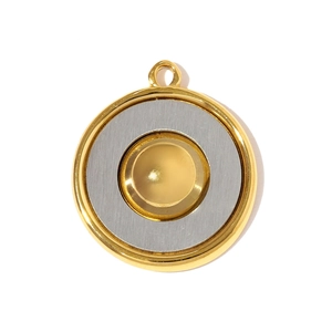 Vue détaillée d'un pendentif rond bicolore or et argent avec finition polie et brossée