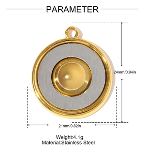 Pendentif rond en acier inoxydable doré et argenté, 24mm x 21mm, sur fond blanc
