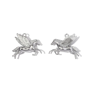 Detalle de un par de colgantes de pegaso en acero inoxidable para joyería DIY