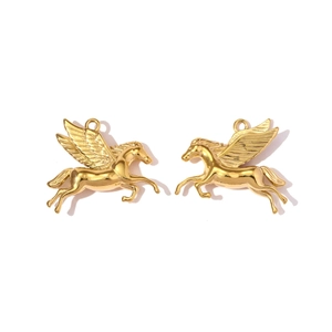 Detalle macro de colgantes de Pegaso dorados con alas pulidas y anillos colgantes