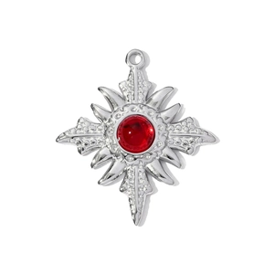 Dettaglio di un ciondolo a croce stellata in argento con pietra rossa al centro
