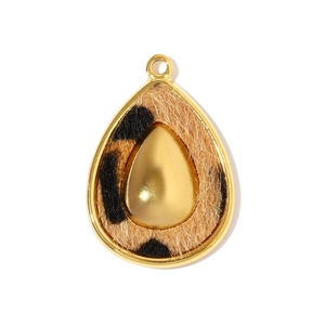 Détail du pendentif en forme de goutte avec motif léopard et perle dorée centrale