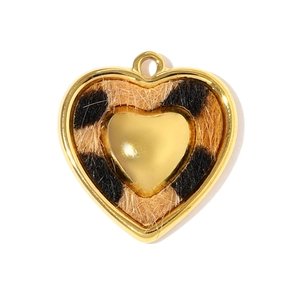 Détail du pendentif en forme de cœur avec motif léopard et bordure dorée en métal
