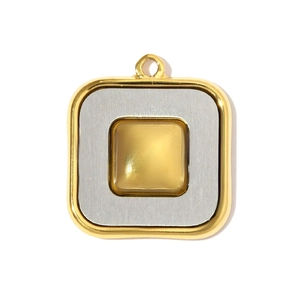 Vue macro d'un pendentif carré avec cadre doré et texture en métal brossé poli