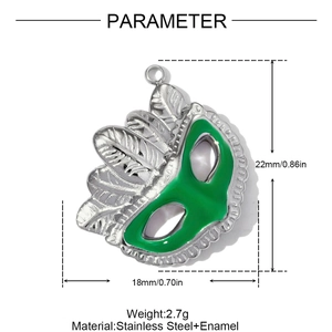 Dettaglio macro del ciondolo a maschera con misura di 22mm e finitura in smalto