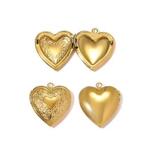 Macro-opname van gouden hartvormige locket met verfijnde vintage reliëfpatronen