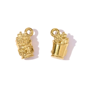 Detailopname van vergulde frietjeshangers met FRIES-gravure voor DIY-sieraden