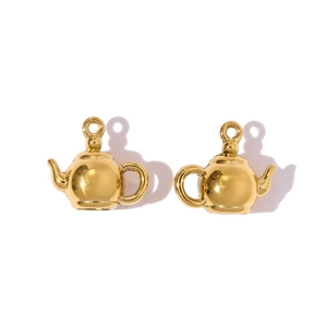 Detail van een paar gouden roestvrijstalen theepot-hangers met gepolijste afwerking