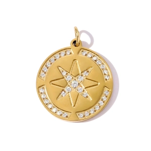 Detail van gouden munt hanger met sterrenmotief en witte zirkonia kristallen steentjes