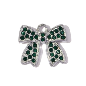 Macro di ciondolo a fiocco argentato con strass verde scuro e un gancio in metallo lucido