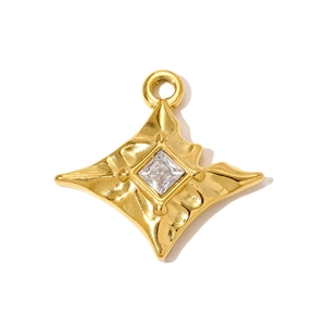 Détail du pendentif étoile plaqué or avec oxyde de zirconium de coupe carrée