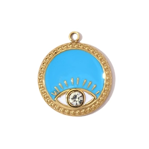 Λεπτομέρεια από το μενταγιόν Evil Eye από χρυσό ατσάλι με μπλε σμάλτο και κρύσταλλο