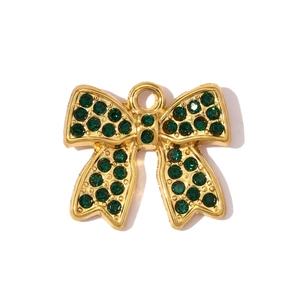 Dettaglio di un ciondolo a fiocco dorato con strass verde scuro e anello gancio
