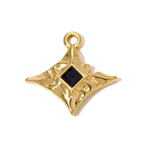 Détail macro du pendentif étoile dorée avec surface texturée et pierre précieuse noire